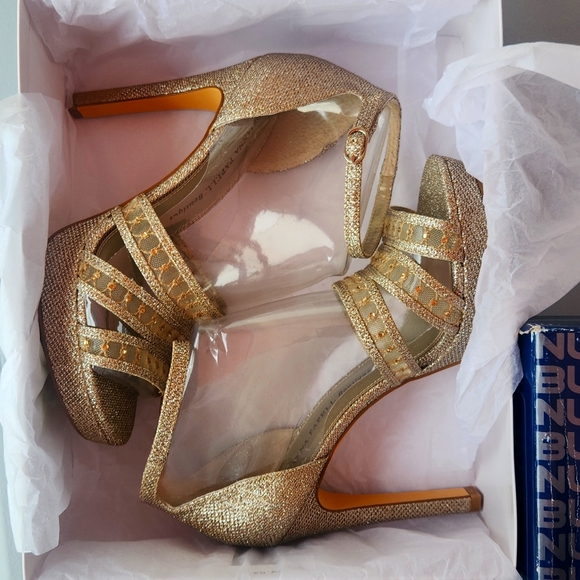 Women Gold Shoes - Picture 3 of 4